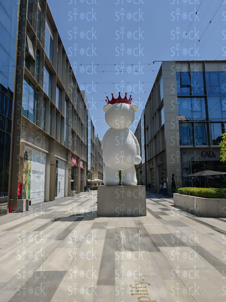  تمثال ضخم دب ابيض يرتدي تاج احمر