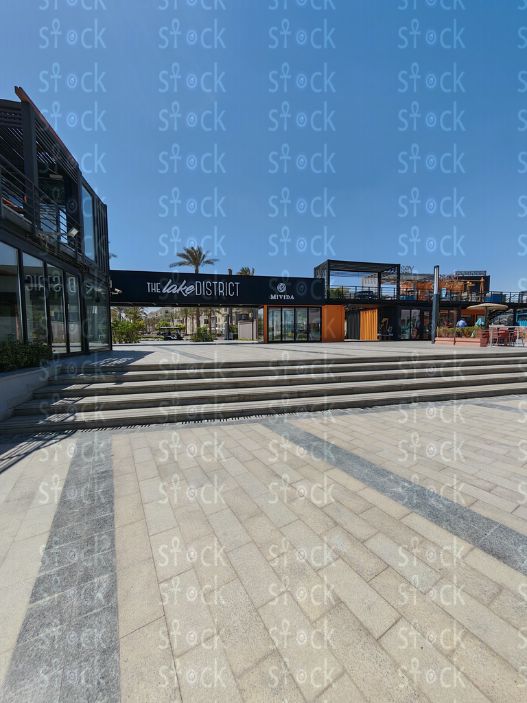 ممشى واجهة مائية مع بانوراما مباني