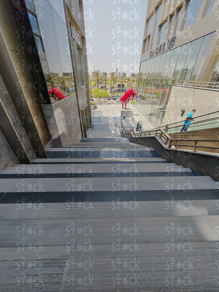 سلم حجري بدرابزين معدني