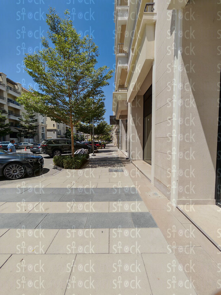 ممشى مضاء ببلاط مُنقوش