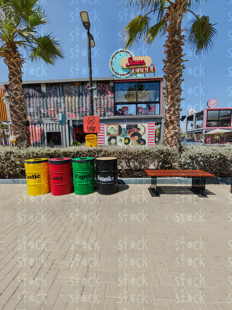 ممشى به صناديق قمامة