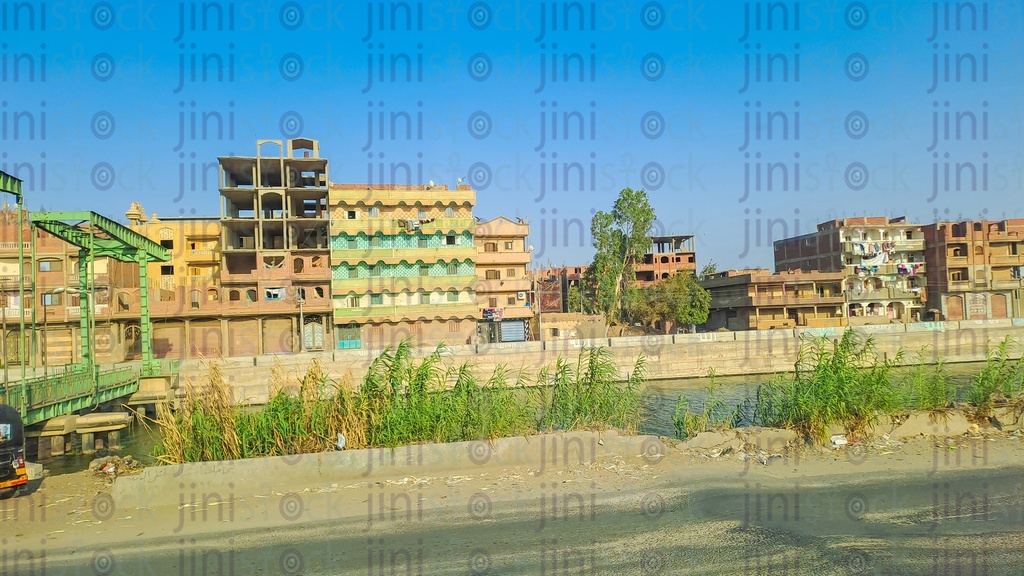شارع في الريف المصرى ومبانى ريفية ونهر النيل ومزروعات اجواء ريفية