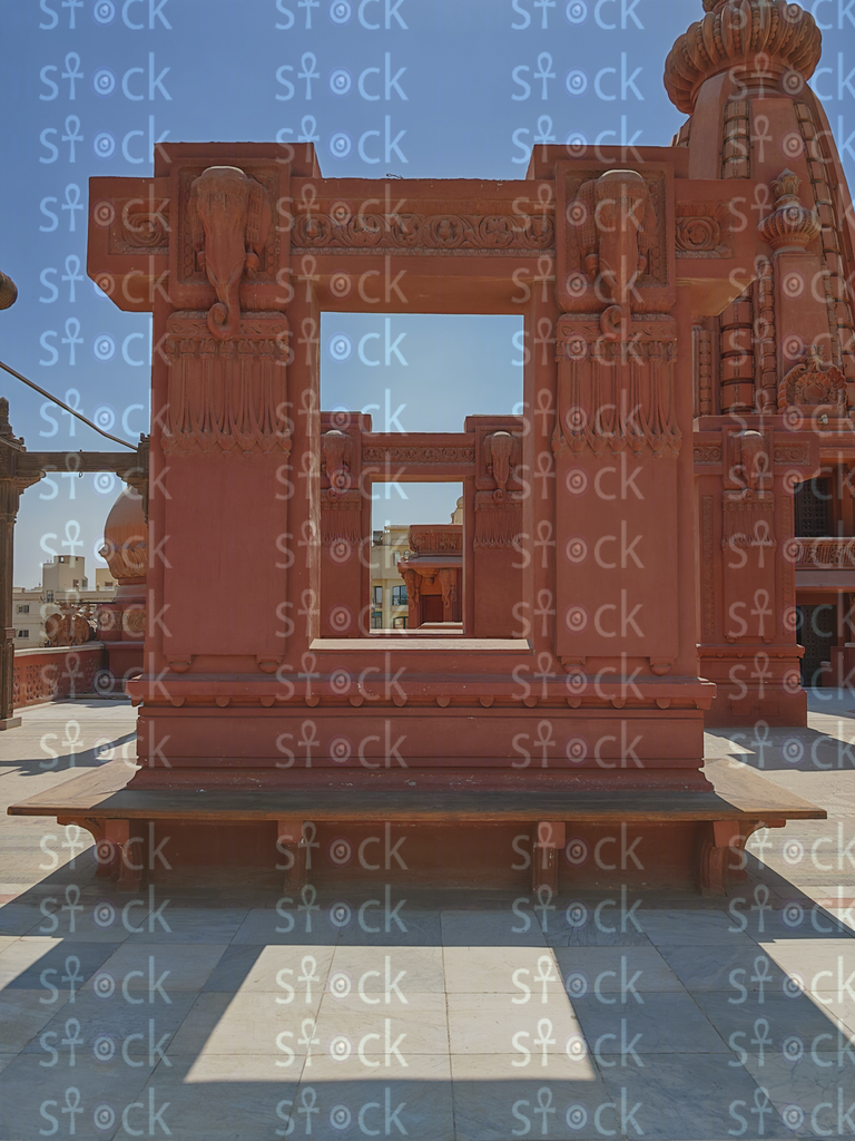  بوابة مقوسة تبروز مشهد القصر