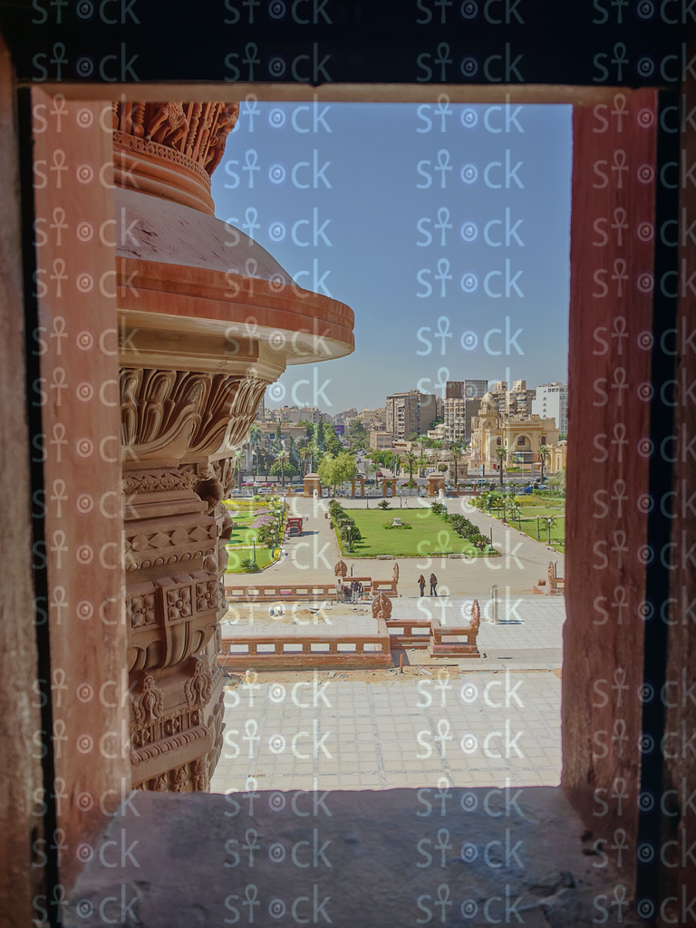 باب يطل على حديقة القصر