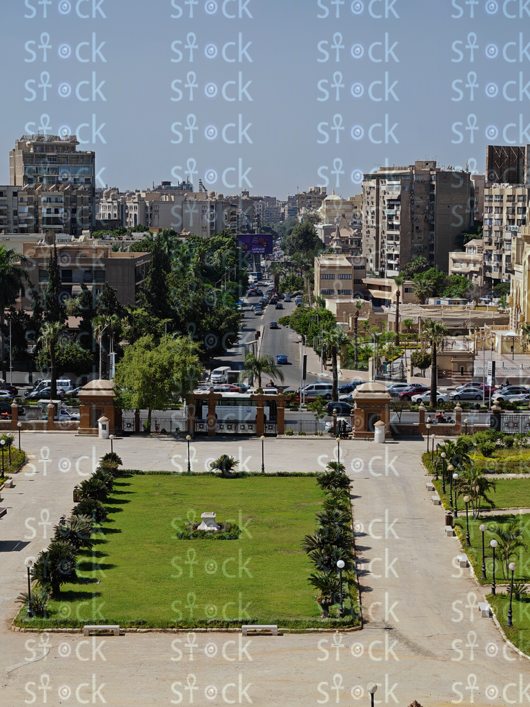 إطلالة على حديقة القصر