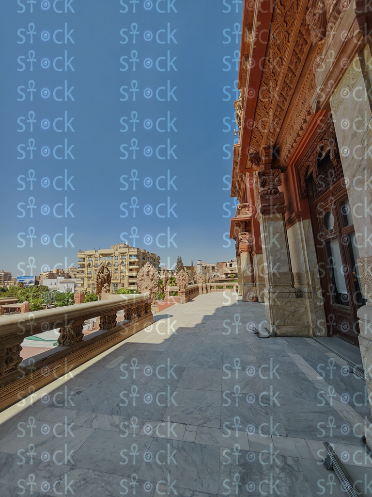 شرفة واسعة بجانب سور القصر