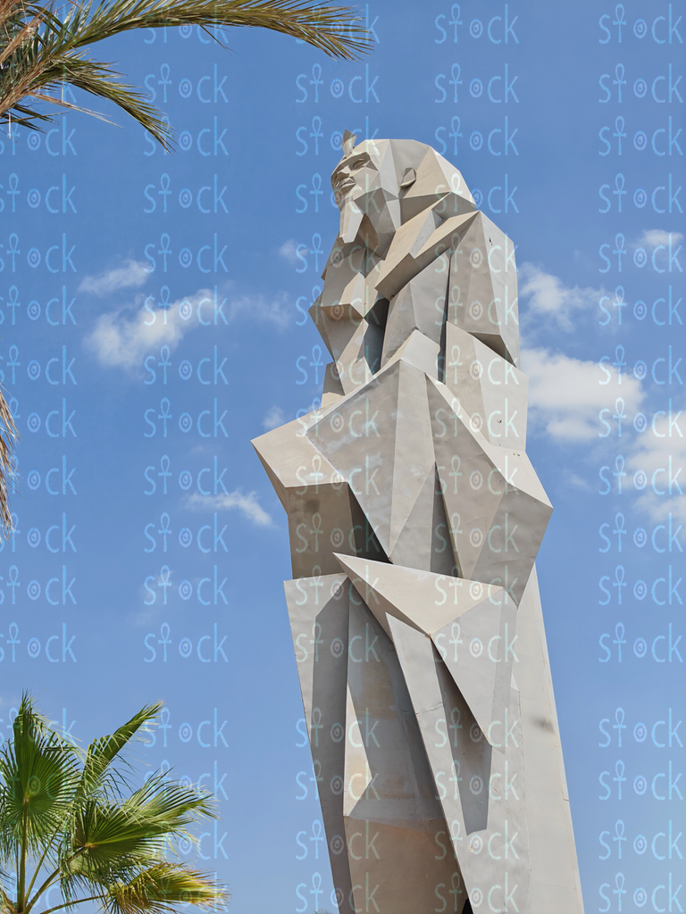  Diaa Awad's statue surrounded by palm trees