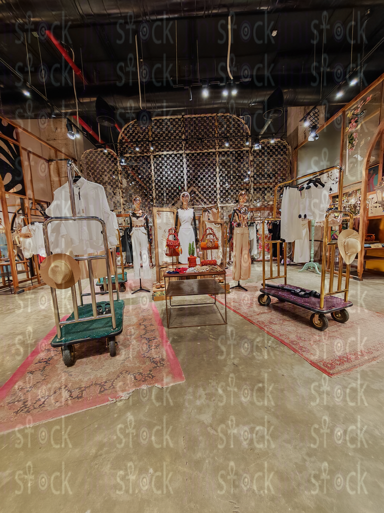 عرض أزياء على عربات تسوق عتيقة
