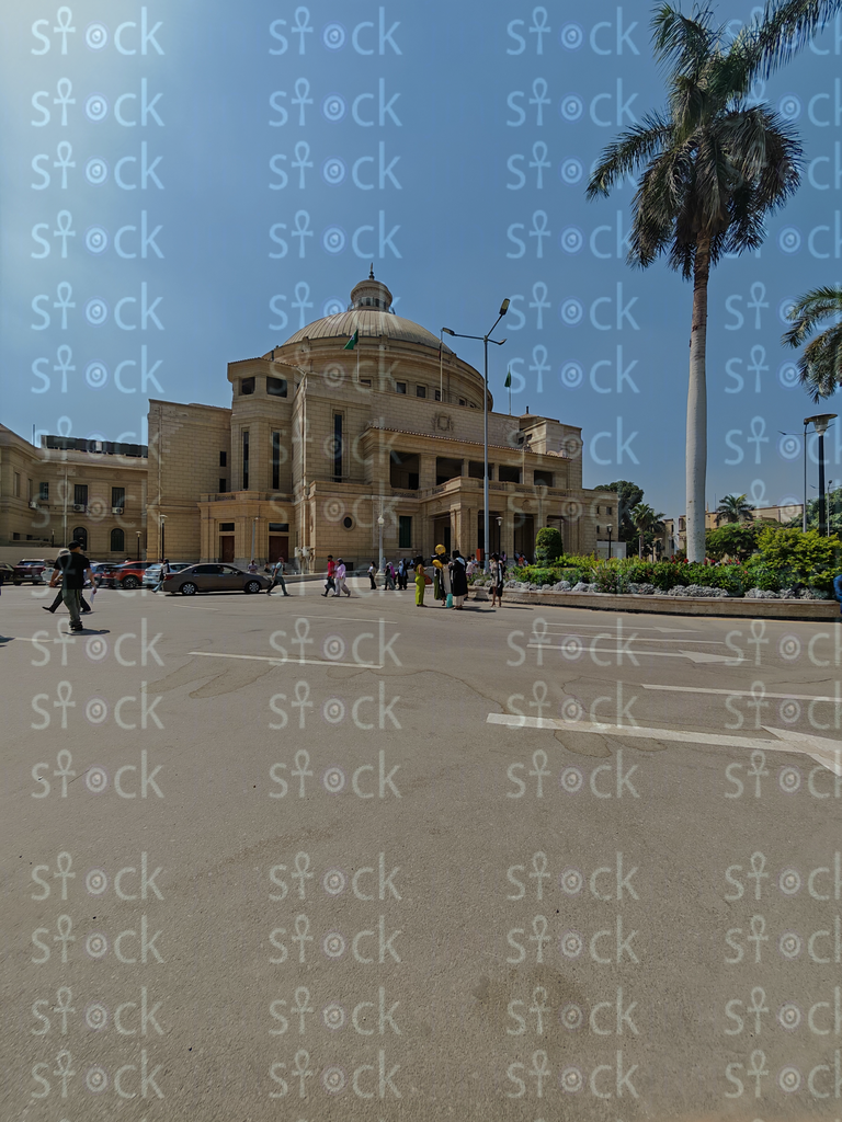 منظر مهيب لقبة الجامعة وواجهتها الفخمة