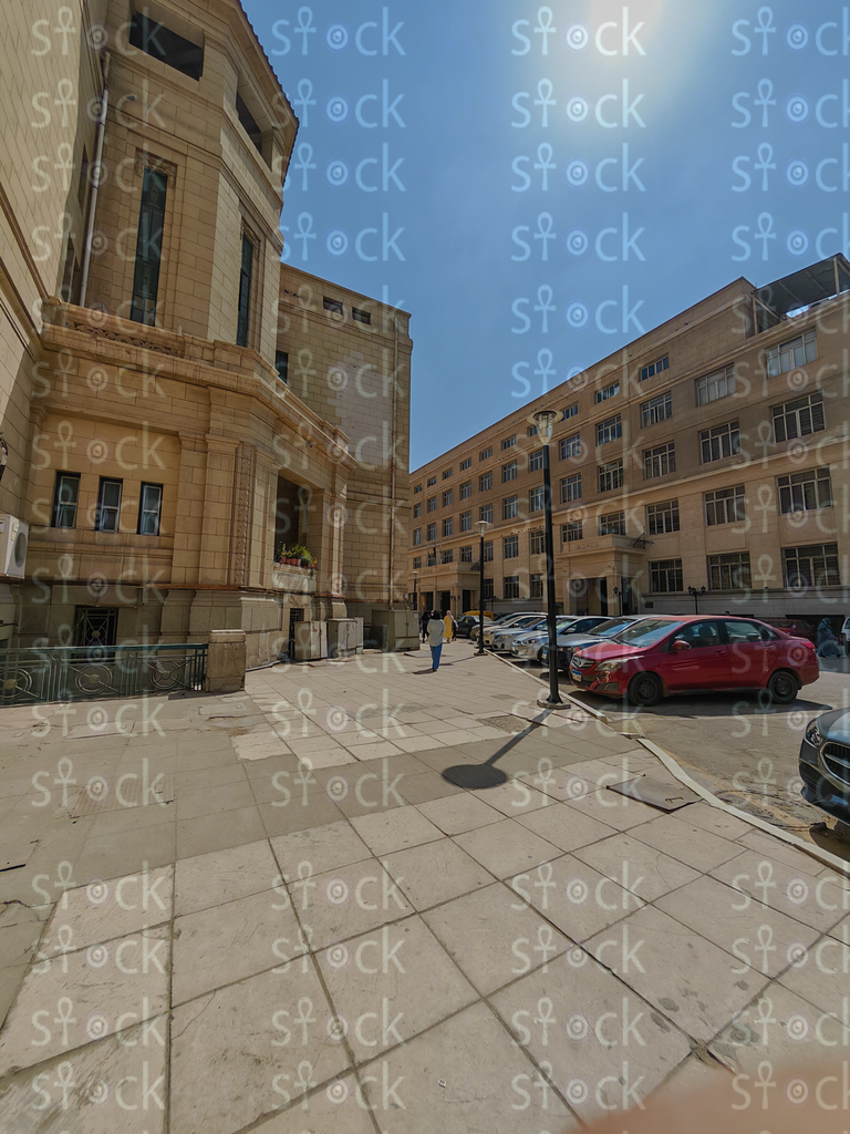 ساحة انتظار السيارات الخلفية للمبنى الرئيسي للجامعة