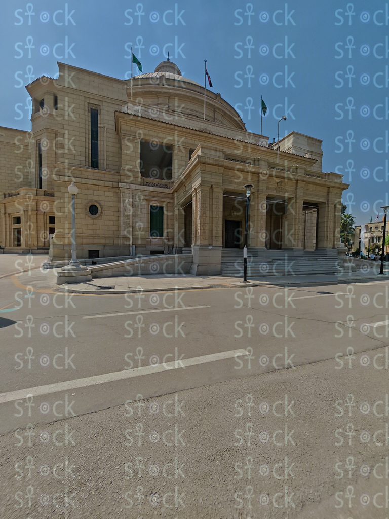 المدخل الرئيسي الفخم لمبنى الجامعة