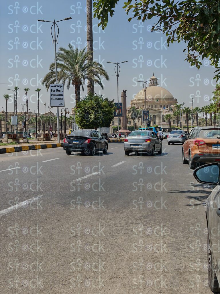 القاعدة المعمارية والنوافذ المهيبة للقبة