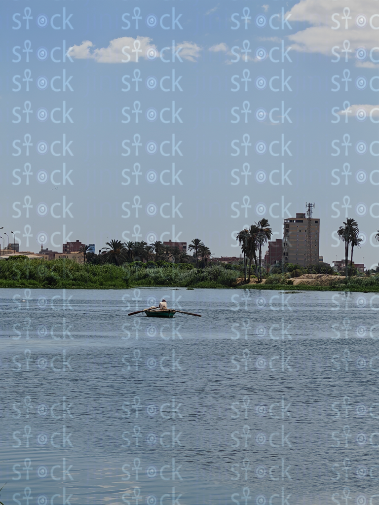 لحظة هدوء على ضفاف البحيره