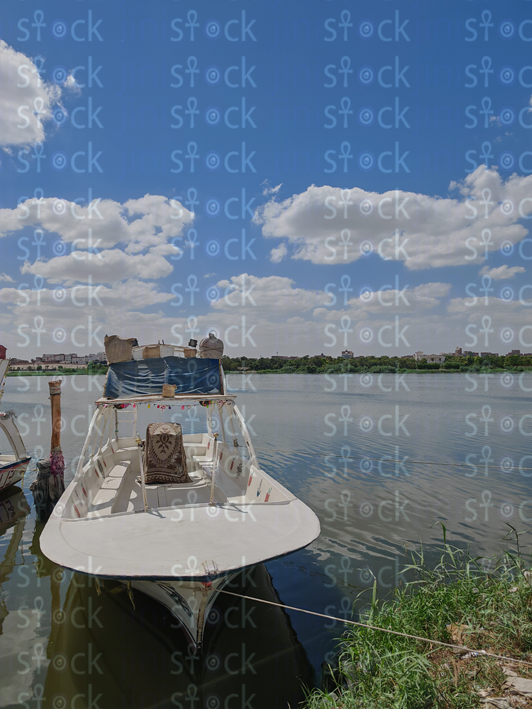 قارب صغير ببحيرة التمساح