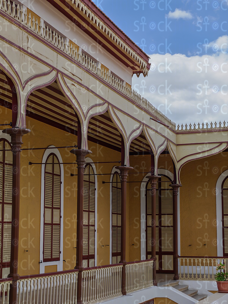 الممر المقوس الذهبي في بيت ديليسبس