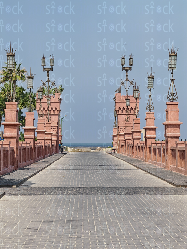 المعلم التاريخي تحت ضوء الصيف