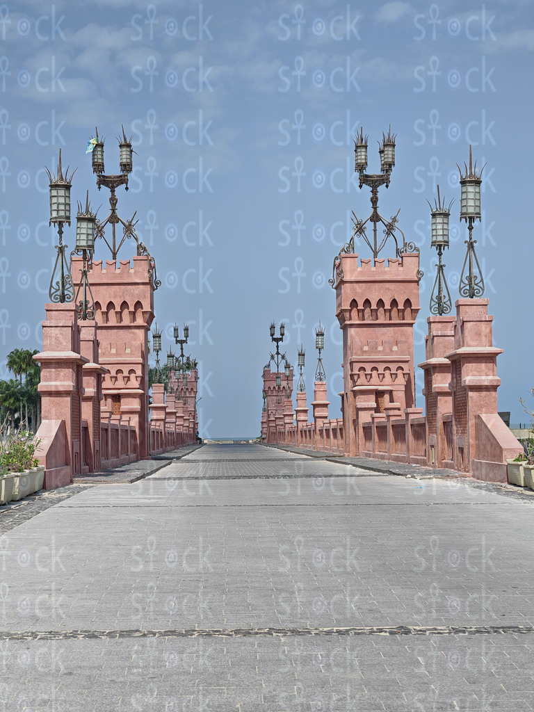  الجسر الحجري المؤدي إلى البوابات الملكية