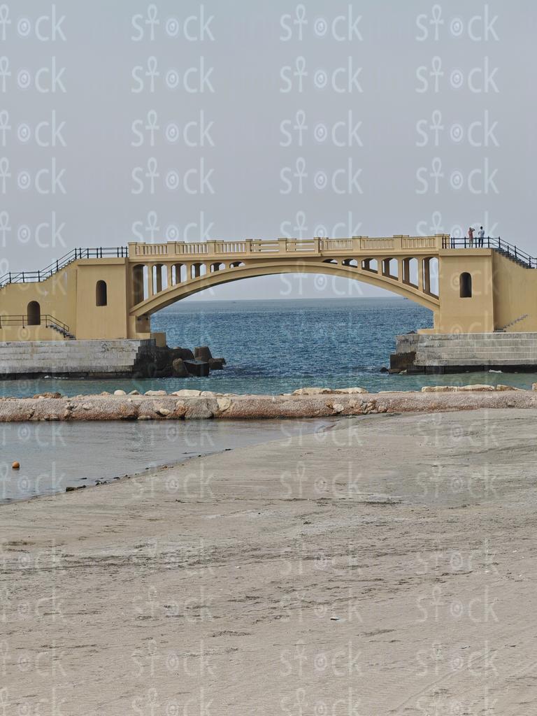 الجسر الحجري فوق الممر المائي في المنتزه