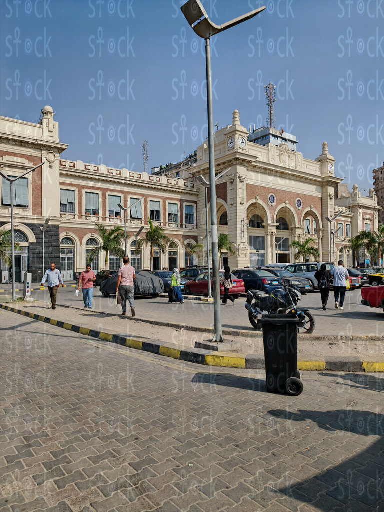 تفاصيل معمارية في واجهة محطة الرمل