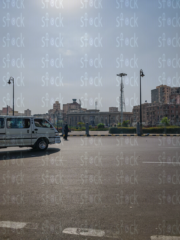 الساحة المفتوحة مع أعمدة إنارة في محطة الرمل