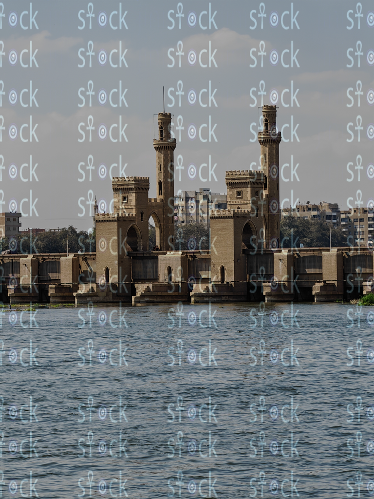 لقطة مقربة على الأعمدة الحجرية للقناطر القديمة