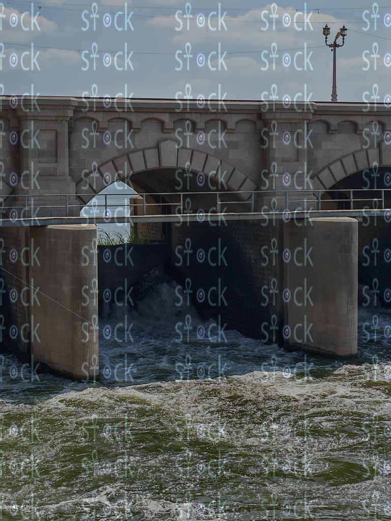 قوس ضخم وسطح الماء في القناطر القديمة