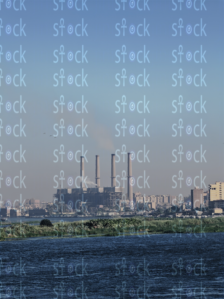 أحد المصانع القريبة من النيل
