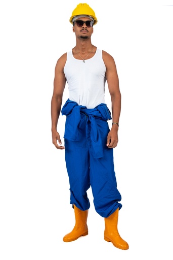 عامل مصري يرتدي بدلة زرقاء وقبعة صفراء على رأسه