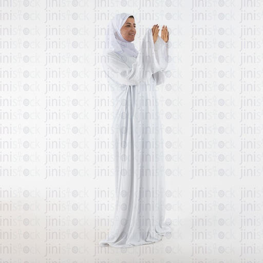 امرأة مسلمة ترتدي الأبيض وتصلي في العمرة