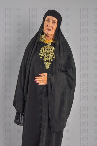 امرأة الصعيد أو امرأة من الريف المصري تضع يدها على بطنها أو تعاني من آلام في المعدة أو البطن