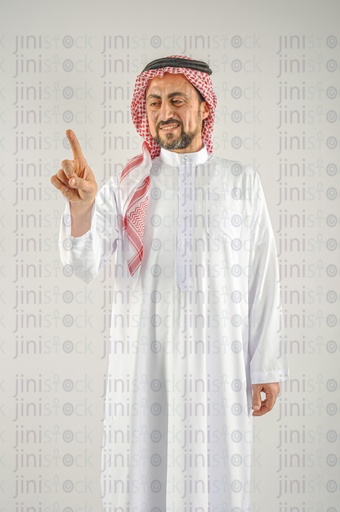 رجل من خليج السعودية أو الإمارات يلمس شاشة أمامه