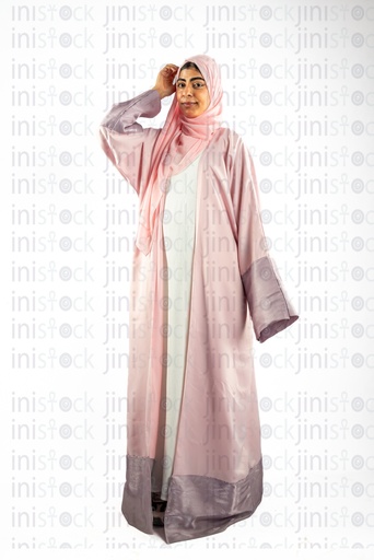 امرأة خليجية سعودية تفكر أو نسيت شيئا