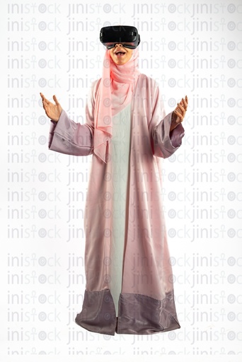 امرأة خليجية سعودية ترتدي الواقع الافتراضي