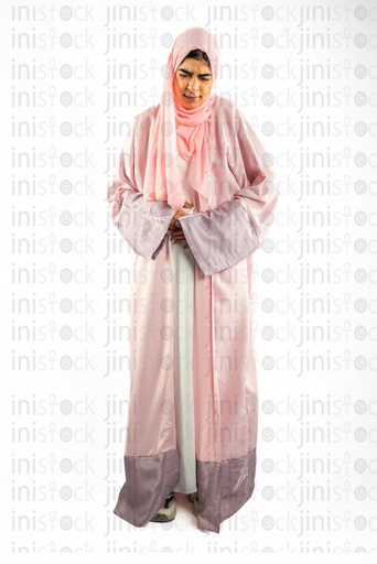 امرأة خليجية سعودية تعاني من آلام في المعدة