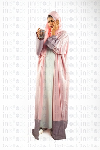 امرأة خليجية سعودية تعاني من حساسية الأسنان