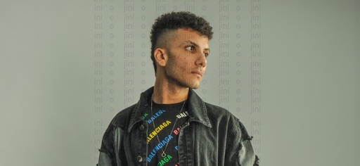 رجل لديه بثور حبوب على وجهه.