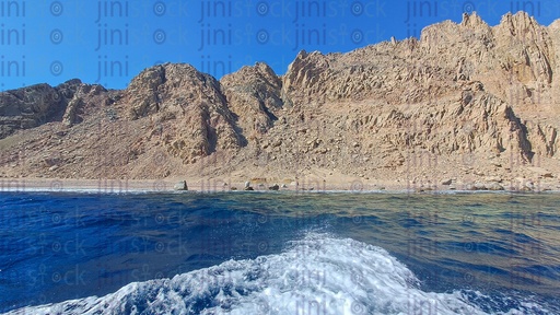 البحر الأحمر والجبال ورذاذ مياه البحر في دهب في جنوب سيناء ، مصر