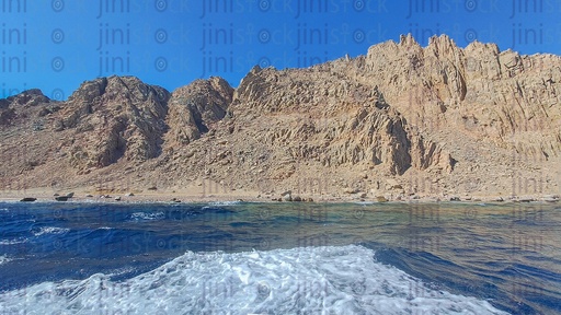 البحر الأحمر والجبال ورذاذ مياه البحر في دهب في جنوب سيناء ، مصر