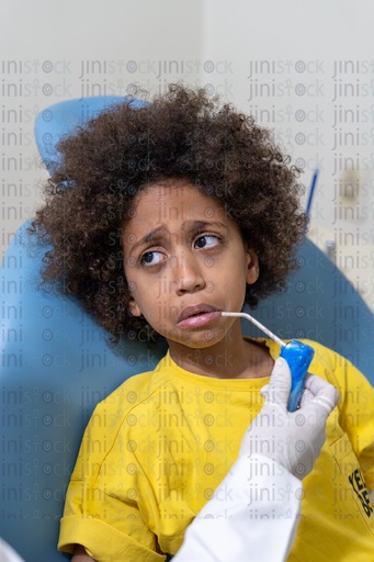 ولد خايف و حزين على كرسي الأسنان 