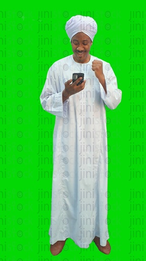 فيديو لرجل نوبي أو رجل صعيدي يرسل رسائل نصية على الهاتف بسعادة، ويوصي بشيء على الهاتف المحمول، بسعادة