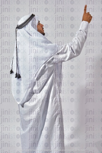 رجل خليجي من قطر السعودية يشير إلى شيء ما