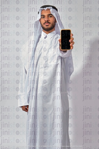 رجل خليجي من قطر، خليجي سعودي، يحمل هاتفًا محمولًا