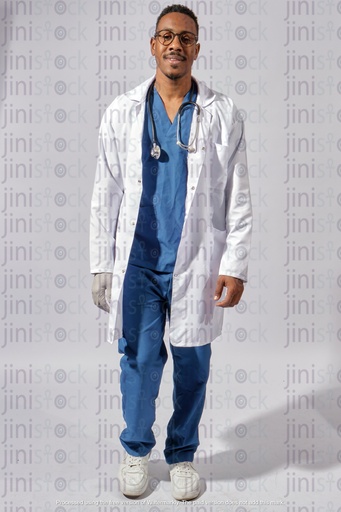 طبيب مصري يمشي