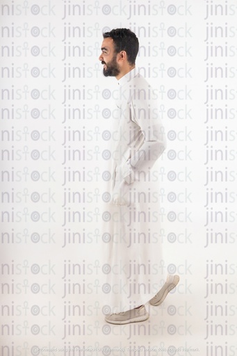 رجل خليجي يمشي في وضع جانبي على خلفية معزولة