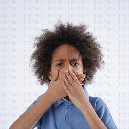 ولد صغير خائف من الكلام ويداه أمام فمه.