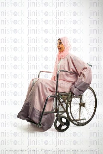 امرأة خليجية سعودية من الخليج تنتقل على كرسي متحرك بسبب الإعاقة.