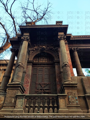 شرفة عالية لقصر تاريخي قديم