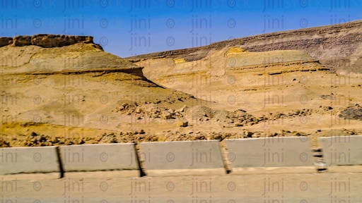 جبال البحر الأحمر على طريق السفر في مصر كخلفية للتصميم