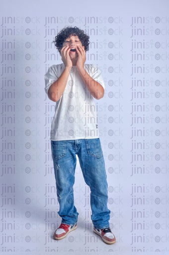 يدعم المراهق أو يشجع فريقه المفضل لكرة القدم