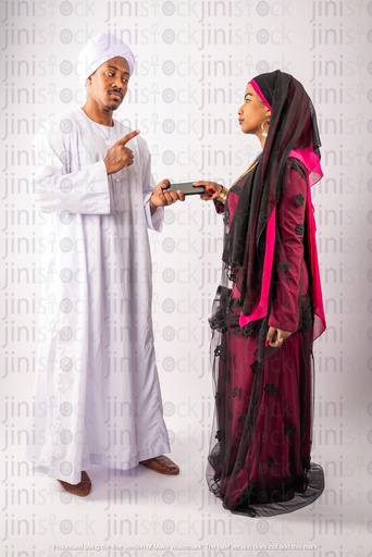 رجل وامرأة نوبيان مصريان يتجادلان حول خصوصية الهاتف